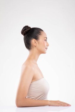 Güzel Asyalı kadın gülümsemesi, temiz ve taze bir ten, mutluluk ve neşe, olumlu duygusal, beyaz arka plan, güzellik ve kozmetik anlayışı.