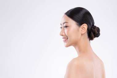 Güzel Asyalı kadın gülümsemesi, temiz ve taze bir ten, mutluluk ve neşe, olumlu duygusal, beyaz arka plan, güzellik ve kozmetik anlayışı.