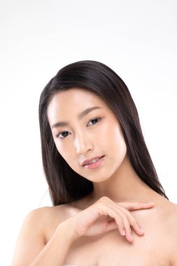 Güzel Asyalı Kadın Bakarken Omzuna Dokunurken Çok mutlu ve neşeli hissediyor Sağlıklı ve taze tenli, beyaz arka planda soyutlanmış, Güzellik Kozmetik Konsepti