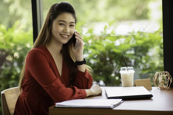 Wanita Asia Yang Menarik Mengenakan Gaun Merah Bekerja Dengan Senyum — Stok Foto