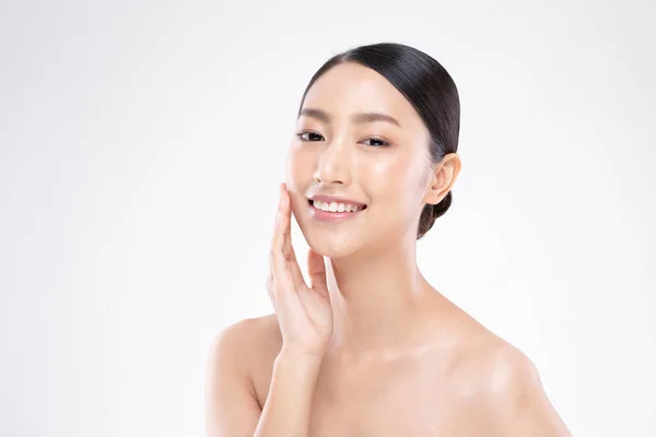 Hermosa Mujer Asiática Tocando Suave Sonrisa Mejilla Con Piel Limpia — Foto de Stock