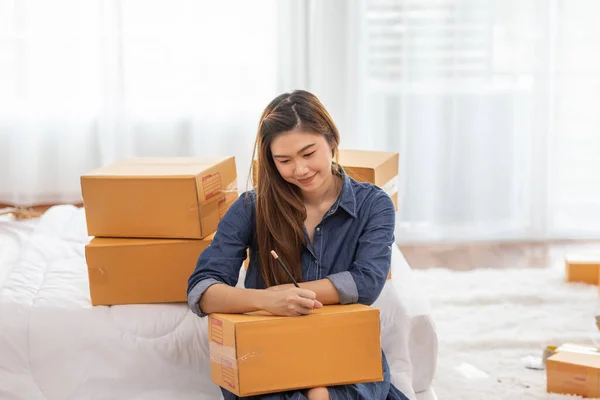 Empresario Pyme Mujeres Jóvenes Que Trabajan Con Ordenador Portátil Escribir — Foto de Stock