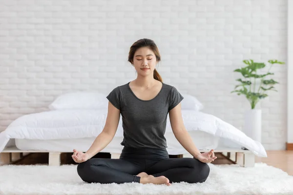 Wanita Asia Yang Menarik Berlatih Yoga Teratai Berpose Untuk Bermeditasi — Stok Foto