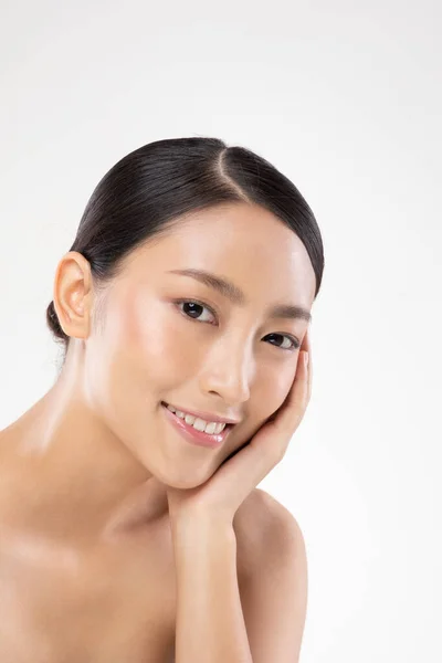 Güzel Asyalı Genç Bir Kadın Yumuşak Yanaklı Gülüşüne Dokunuyor Temiz — Stok fotoğraf