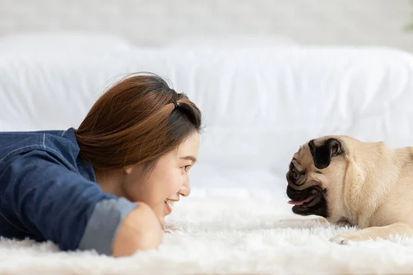 매력적 아시아인젊은 여성이 침실에서 얼굴을 맞대고 미소를 휴일에 긍정적 개념을 — 스톡 사진