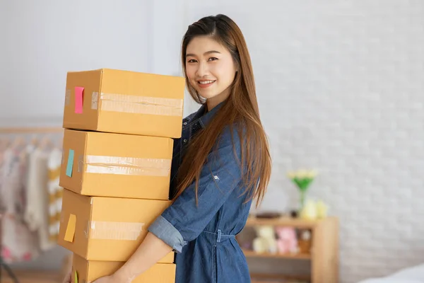Empresario Pyme Jóvenes Mujeres Asiáticas Levantamiento Pedidos Embalaje Para Compras — Foto de Stock