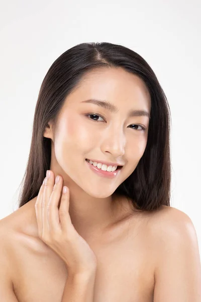 Piękna Azjatka Młoda Kobieta Dotykając Szyi Uśmiech Czystej Świeżej Skóry — Zdjęcie stockowe