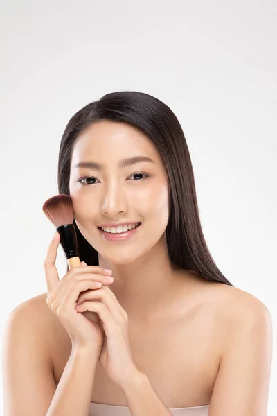 Mooie Aziatische Jonge Vrouw Glimlach Houden Make Borstel Met Gezonde — Stockfoto