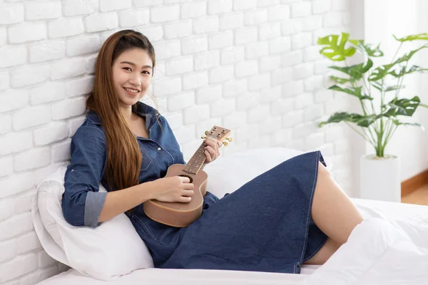 Jovem Asiática Atraente Tocando Ukulele Cama Quarto Aconchegante Cantar Uma — Fotografia de Stock