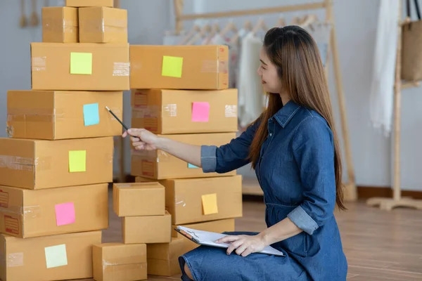 Empresario Pymes Mujeres Jóvenes Asiáticas Trabajando Marcando Con Caja Para — Foto de Stock