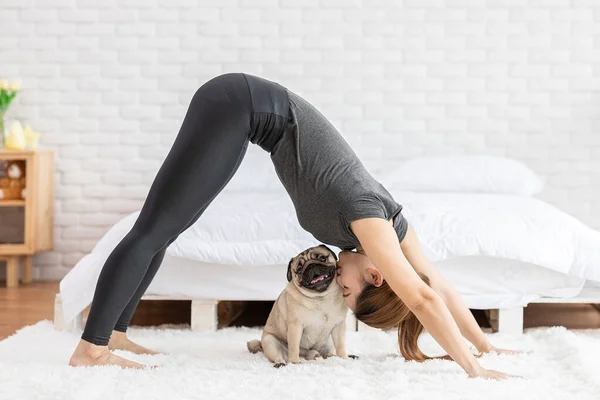 Woman Practice Yoga Downward Facing Dog Yoga Adho Mukha Svanasana — Stock Photo, Image