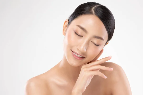Güzel Asyalı Genç Kadın Gözlerini Kapatır Yumuşak Yanak Gülümsemesine Dokunur — Stok fotoğraf