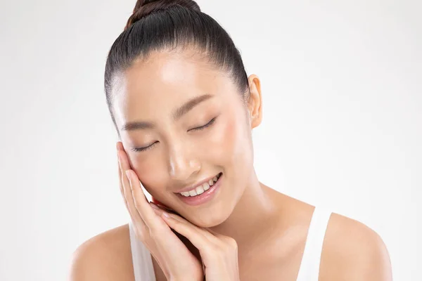 Hermosa Mujer Joven Asiática Cierra Los Ojos Tocando Suave Sonrisa — Foto de Stock
