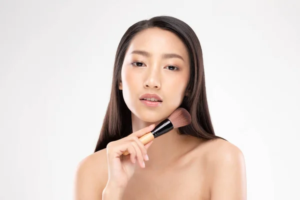Hermosa Mujer Joven Asiática Sonrisa Celebración Maquillaje Cepillo Con Sana — Foto de Stock