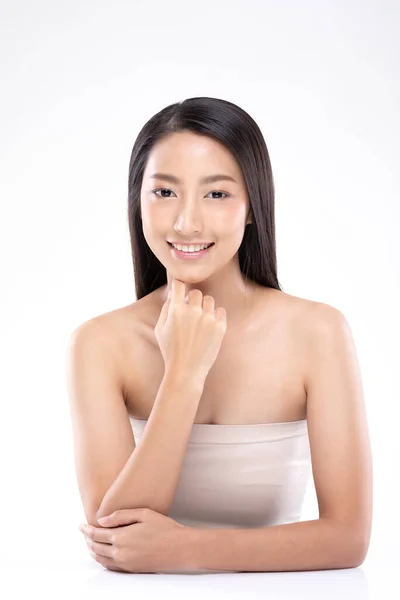 美しく若いアジアの女性は 健康ととても幸せと陽気なチン感じに触れながら見てきれいな肌と新鮮な肌 白い背景に隔離された 美容化粧品の概念 — ストック写真