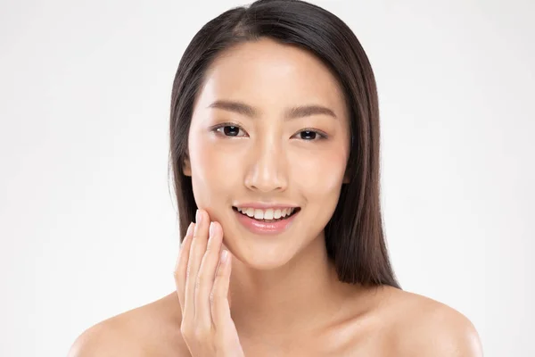 아름다운 아시아 여성이 부드러운 미소를 깨끗하고 행복과 긍정적 감정으로 활기차게 — 스톡 사진