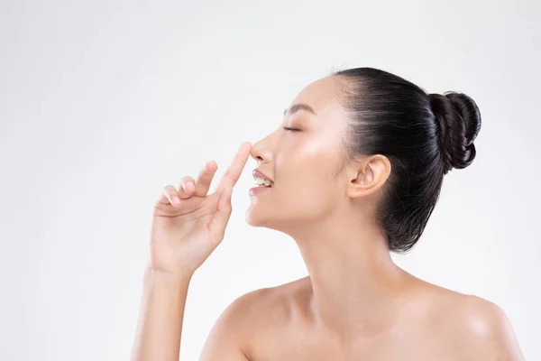 Hermosa Mujer Asiática Tocando Nariz Sonrisa Con Piel Limpia Fresca — Foto de Stock