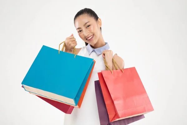 ショッピングアジアの女性の笑顔とホールディングショッピングバッグ 陽気で幸せな感情 黒の金曜日の販売で買い物を楽しむ 灰色の背景に隔離された ショッピングコンセプト — ストック写真