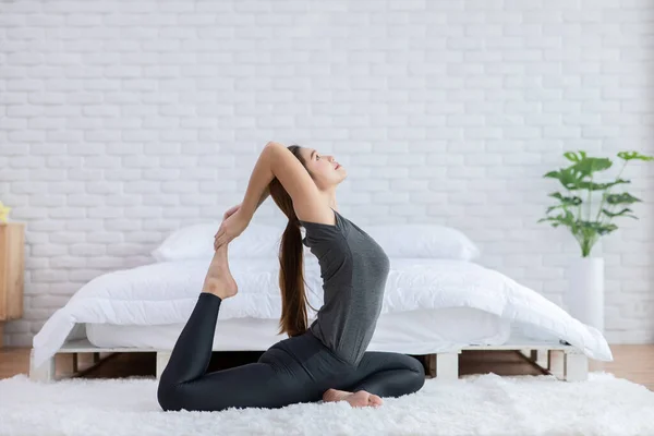 Attraente Donna Asiatica Pratica Yoga Piccione Posa Alla Meditazione Camera Fotografia Stock