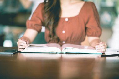 Öğrenme ve eğitim için kitap okuyan güzel Asyalı kadın gülümseme ve olumlu düşünce çok mutlu ve rahat, Eğitim Konsepti