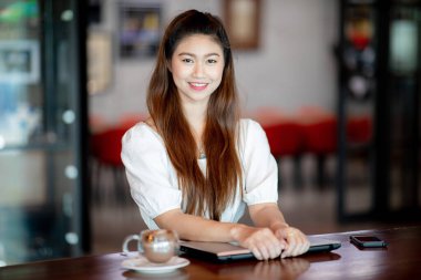 Dizüstü bilgisayarlı gülümseyen ve olumlu duygusal duyguları olan güzel, Çekici İş kadını İş Kuruluşu Konsepti