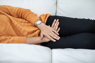 Kadının idrar kesesi ya da uti ağrısı var. Hasta ve acı dolu. Sağlık sigortası konsepti.