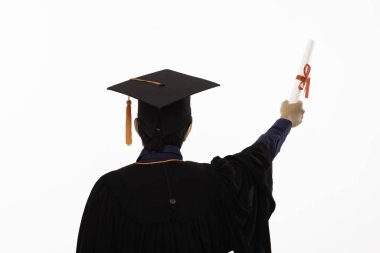 Mezuniyet gününde sertifikalı ya da diplomalı Asyalı Mezuniyet Töreni mezuniyetini kutlayan şapkalı ve cüppeli adam beyaz arka planda, eğitim mezuniyetinde izole edilmiş, gururlu ve mutlu bir adam.