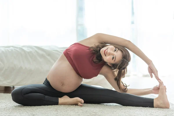 Felice Attraente Asiatica Incinta Donna Pratica Yoga Lato Stretching Posa — Foto Stock