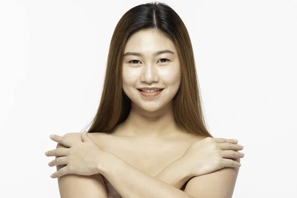 아름답고 매력적 아시아의 여성은 치아로 미소짓고 어깨에는 느낌을 느끼며 배경에 — 스톡 사진