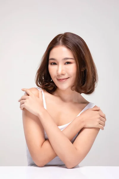 Belle Femme Asiatique Aux Cheveux Courts Regardant Sourire Caméra Avec — Photo