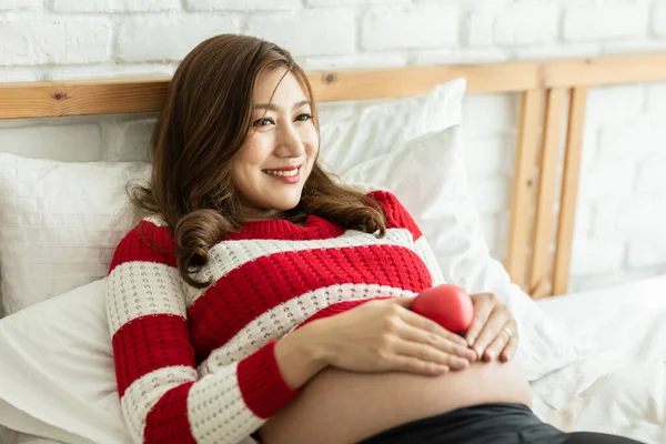 Gravid Asiatisk Attraktiv Kvinna Håller Magen Gör Forma Ett Hjärta — Stockfoto