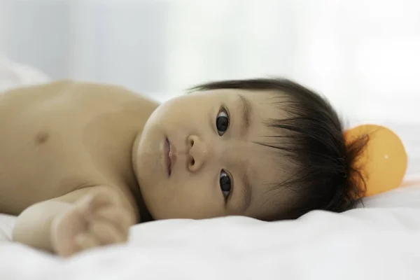 Χαριτωμένο Γλυκό Αξιολάτρευτο Ασιατικό Μωρό Φορώντας Λευκό Φόρεμα Που Βρίσκεται — Φωτογραφία Αρχείου