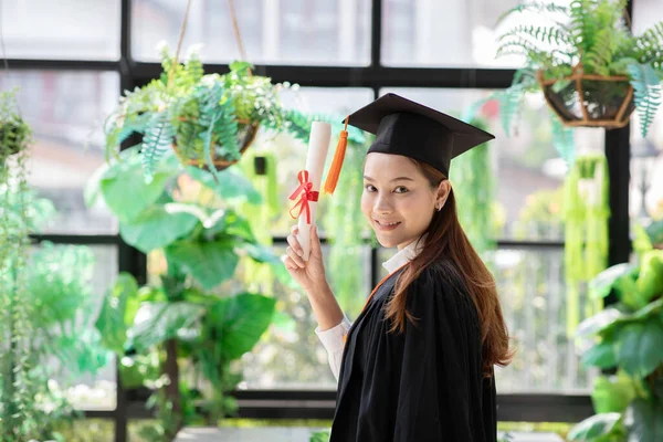 Hermosa Atractiva Asiática Estudiante Graduada Gorra Vestido Celebrando Con Certificado —  Fotos de Stock