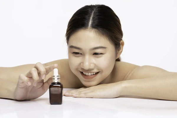 Krásná Asijské Mladá Žena Úsměv Dojemné Sérum Pro Zvlhčení Kůže — Stock fotografie