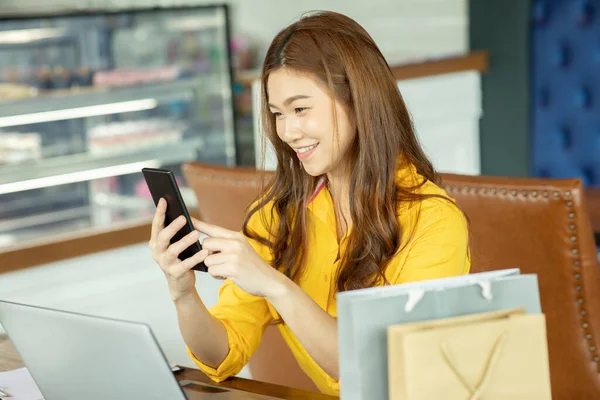 オンラインショッピングのためのスマートフォンを使用して美しい魅力的なアジアの女性オンライン決済感覚への変換ので 楽しさと幸福 ショッピング技術の概念 — ストック写真