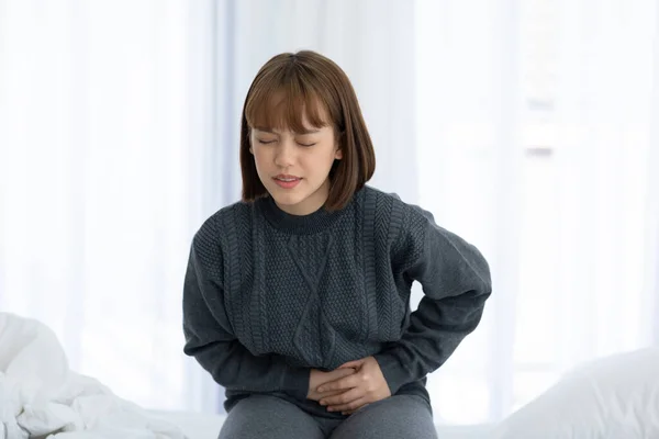 Frau Hat Blasenschmerzen Wenn Sie Nach Dem Aufwachen Schlafzimmer Auf — Stockfoto