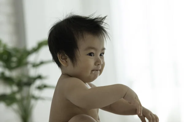 Close Side Views Cute Sweet Adorable Asian Baby Duduk Tempat — Stok Foto