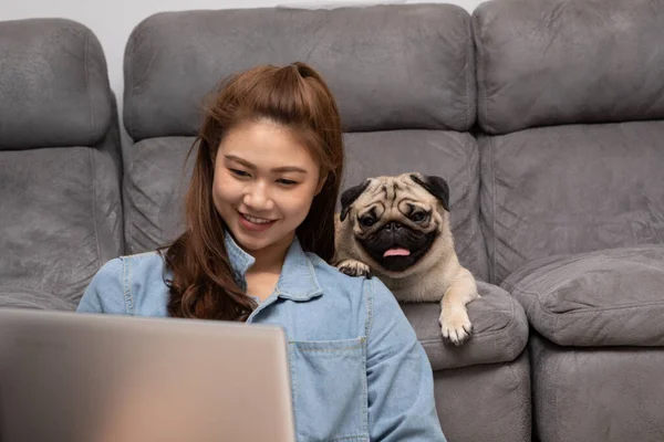 Hermosa Atractiva Mujer Asiática Escribiendo Trabajando Ordenador Portátil Con Perro — Foto de Stock