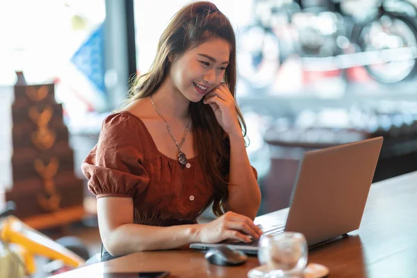 Vacker Attraktiv Asiatisk Kvinna Som Arbetar Med Dator Laptop Och — Stockfoto