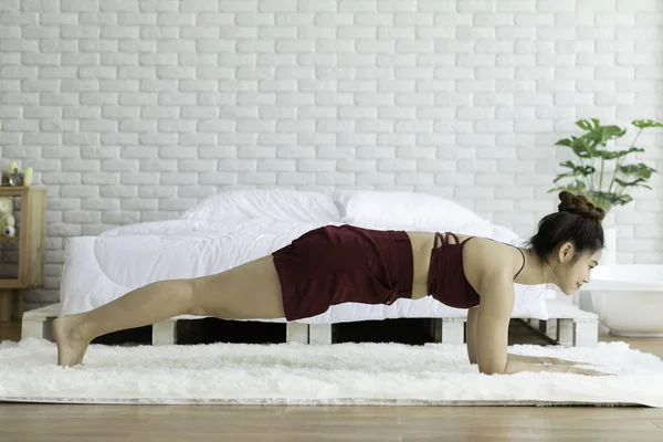 Atractiva Mujer Asiática Practica Yoga Plank Pose Meditación Dormitorio Después — Foto de Stock