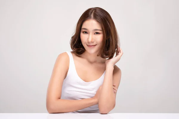 きれいな肌と新鮮な肌でカメラの笑顔を見て短い髪を持つ美しいアジアの女性幸福と陽気な肯定的な感情で 灰色の背景に隔離された 美容と化粧品の概念 — ストック写真