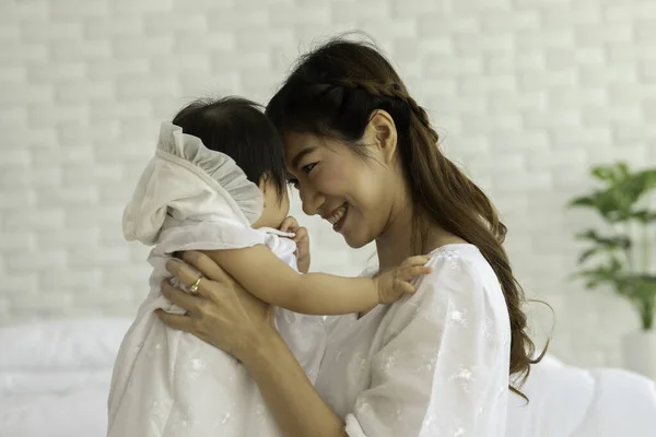 Happy Beauty Mother Holding Cute Sweet Adorable Asian Baby Mengenakan — Stok Foto