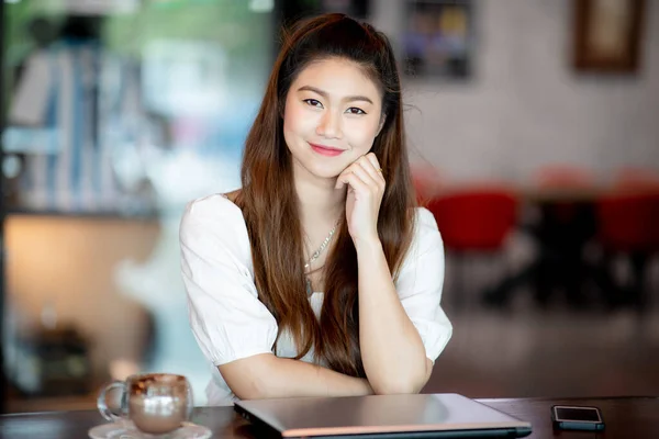 美しい魅力的なアジアのビジネス女性の笑顔とコーヒーショップでノートパソコンを扱うので 幸せと快適な感じ ビジネスコンセプト — ストック写真