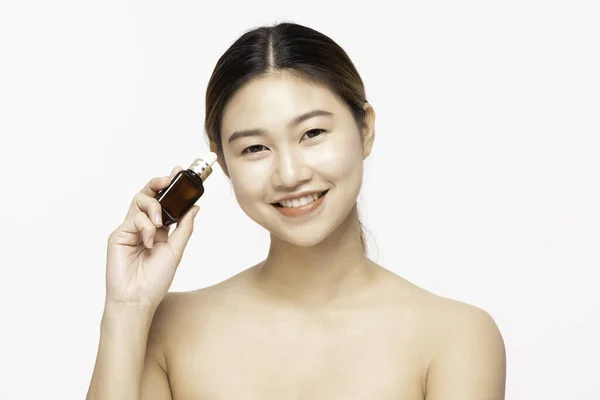 Krásná Asijské Mladá Žena Úsměv Držení Sérum Pro Zvlhčení Kůže — Stock fotografie
