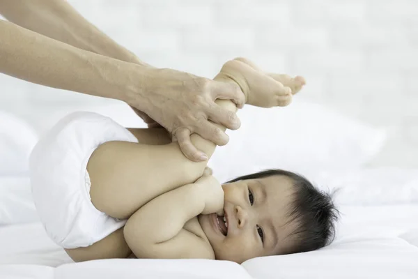 Tutup Ibu Tangan Memegang Bayi Kaki Dan Latihan Untuk Sehat — Stok Foto