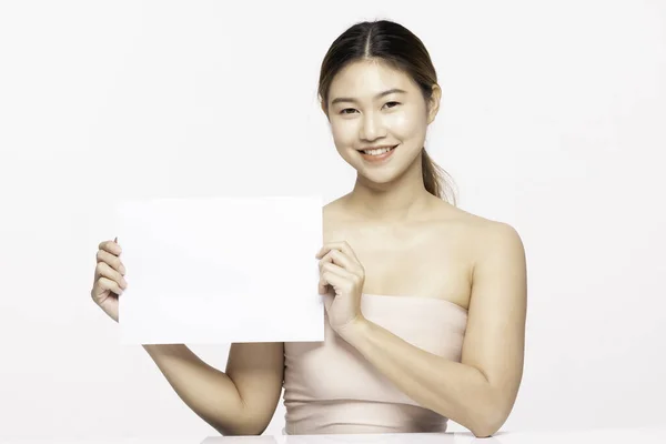 Atraktivní Asijská Mladá Žena Úsměv Podržet Prázdný Papír Pro Zobrazení — Stock fotografie