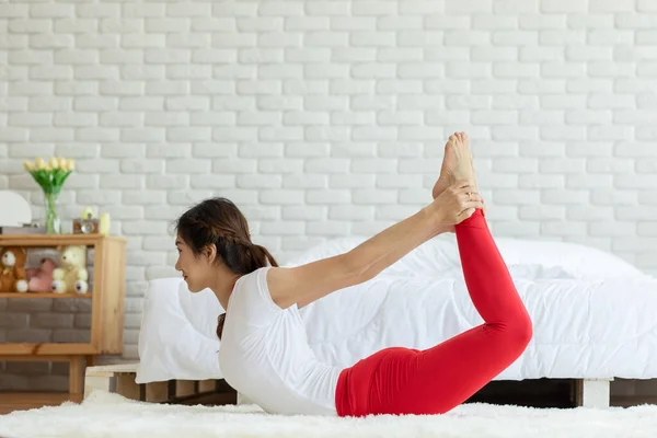Wanita Asia Yang Menarik Perhatian Berlatih Yoga Bow Atau Dhanurasana — Stok Foto