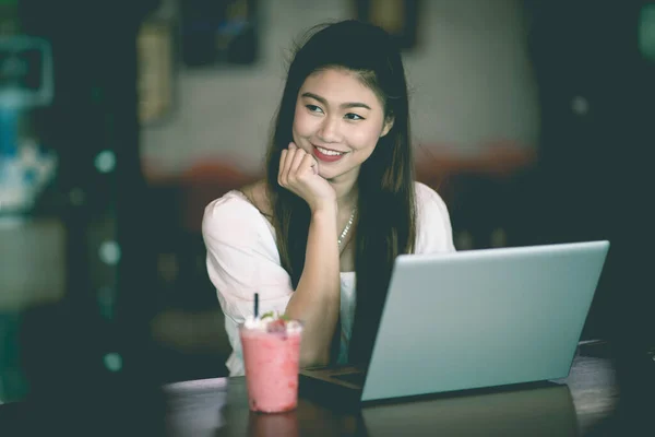 Όμορφη Ελκυστική Ασιάτισσα Επιχειρηματίας Που Εργάζονται Φορητό Υπολογιστή Και Αναζητούν — Φωτογραφία Αρχείου
