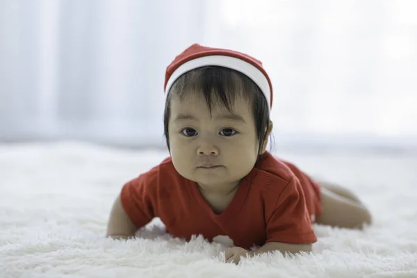 Bayi Asia Yang Manis Dan Menggemaskan Mengenakan Topi Santa Dan — Stok Foto
