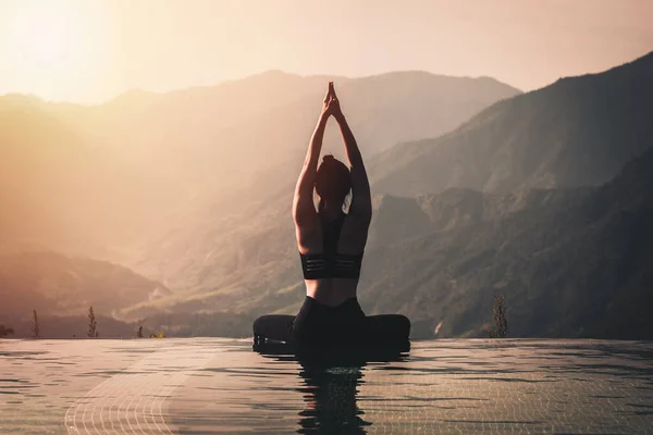 Schöne Attraktive Asiatin Praktiziert Yoga Lotus Posieren Pool Oberhalb Des — Stockfoto
